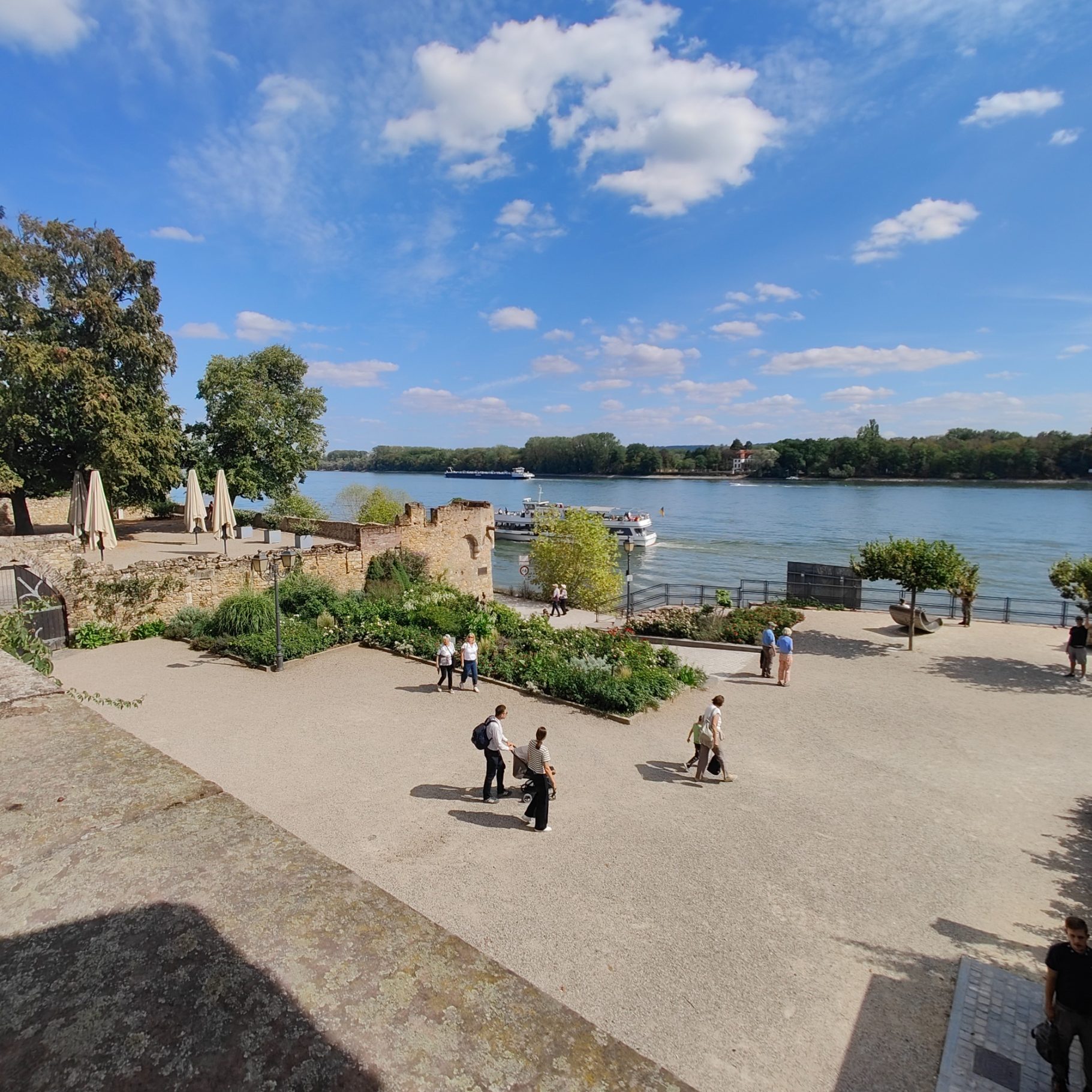 Nach einem tollen Mittagsimbiß: Stadtrundgang in Eltville